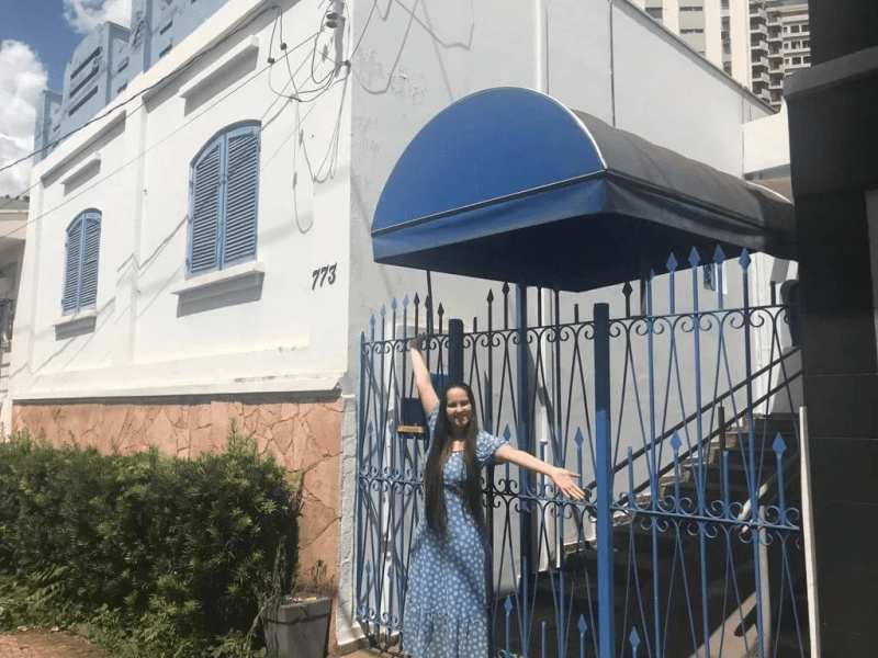 Teacher Pâmela em frente à sede da The Honey Bee School em Piracicaba